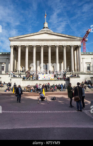 Étudiants qui déjeunent dans le Quad pendant la semaine de la Charité à l'Université de Londres (UCL), Royaume-Uni Banque D'Images