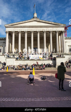 Les élèves déjeunant à l'organisme de bienfaisance pendant quatre semaines à l'University College London, UK Banque D'Images