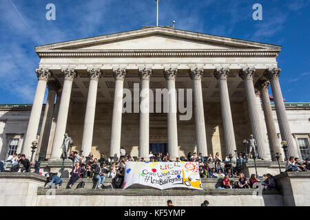 Les élèves déjeunant à l'organisme de bienfaisance pendant quatre semaines à l'University College London, UK Banque D'Images