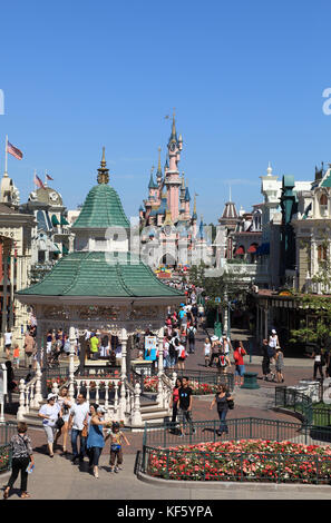 Paris, France, 11 juillet 2010 : l'image de la rue principale et les bâtiments à disneyland paris.dans la distance que vous pouvez voir le château de la princesse. Banque D'Images