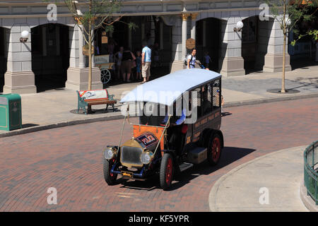 Paris, France, 11 juillet 2010 : un vieux fourgon américain plein de touristes s'affiche dans les rues de parc Disneyland à paris. Banque D'Images