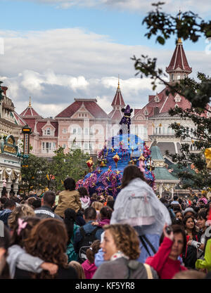 Paris,France- 15 juillet 2012 : foule de spectateurs après la voiture festive mikey pendant un défilé de personnages de dessins animés, à Disneyland Paris. Banque D'Images