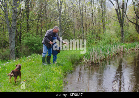 Un grand-père et petit-fils pêche à la Banque D'Images