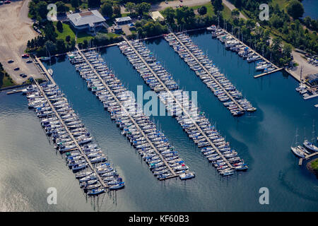 Vue aérienne de rangées de bateaux à l'Etobicoke Yacht Club. Banque D'Images