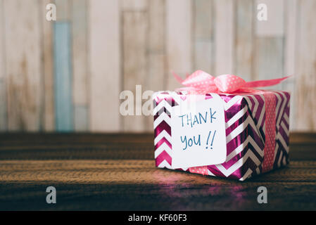 Présent / cadeau avec une note de remerciement manuscrite. merci note sur un don / présent. merci carte avec copie espace. Banque D'Images