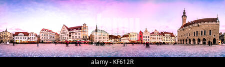 Skyline nuit place de l'hôtel de ville de Tallinn, Estonie Banque D'Images