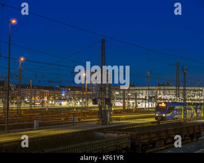 Train sur les voies ferrées à la gare centrale de Munich. Banque D'Images