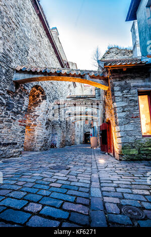 Rue médiévale passage Sainte-Catherine à Tallinn, Estonie Banque D'Images