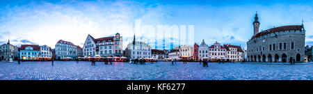 Skyline nuit place de l'hôtel de ville de Tallinn, Estonie Banque D'Images