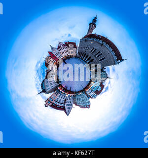 Vue de Tallinn en soirée place de l'hôtel de ville ou place du vieux marché sk Banque D'Images