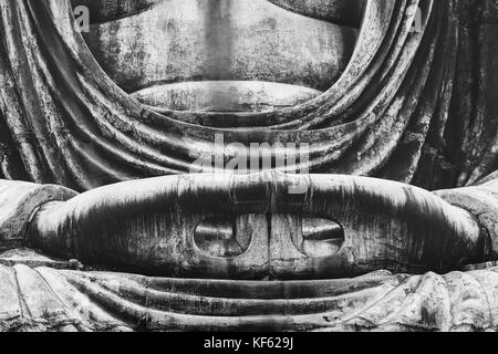 Gros plan du corps et mains d'maditating daibutsu (grand Bouddha Bouddha Amida) statue de kotokuin temple à Kamakura, tokyo. photo en noir et blanc. Banque D'Images