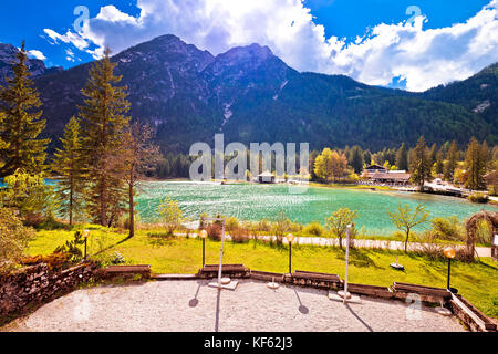 Lago di dobbiaco en vue alpes Dolomites Tyrol du Sud, région alpine de l'italie Banque D'Images