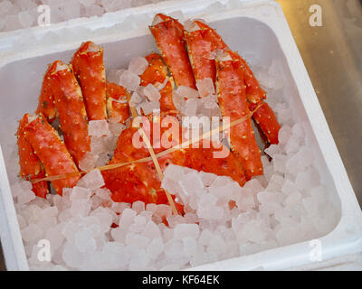 Crabe royal entier bouilli (Tarabagani) dans une boîte de glace à vendre au marché aux poissons de Sapporo, Hokkaido, Japon Banque D'Images