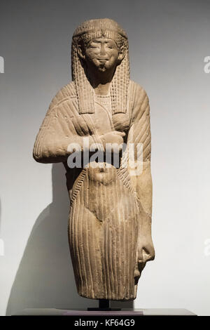 Turin. L'Italie. Statue d'une reine égyptienne et porter une perruque et diadem accroché robe drapée. Période ptolémaïque (332-30 av. J.-C.) Museo Egizio (Musée Égyptien Banque D'Images