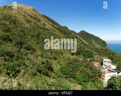 Sentier de randonnée de la montagne Keelung avec appartements résidentiels au pied de la colline et vue sur la mer, Jiufen, quartier de Ruifang, Taiwan Banque D'Images