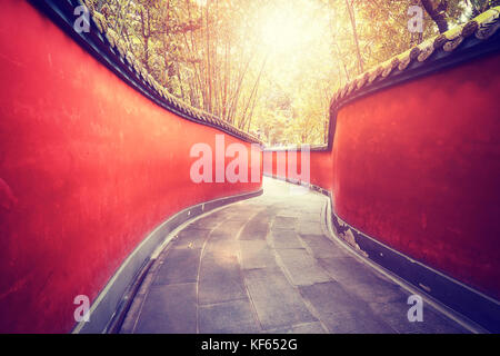 Passage des murs rouges en courbes, entouré de forêt de bambou, harmonisation des couleurs appliquées, wuhou temple à Chengdu, Chine. Banque D'Images