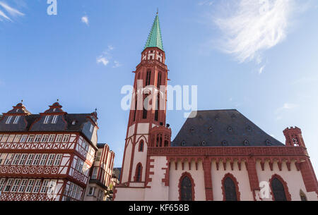 Vieux à la Nikolaikirche roemerberg dans Frankfurt am Main Allemagne Hesse. Banque D'Images