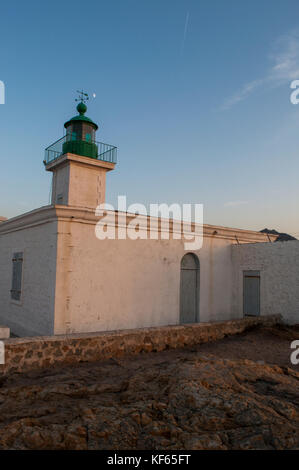 Corse : coucher de soleil sur le phare de la pietra (1857) sur le haut de l'ile de la pietra (pierre), le promontoire rocheux de l'Île-rousse (l'île rouge) Banque D'Images