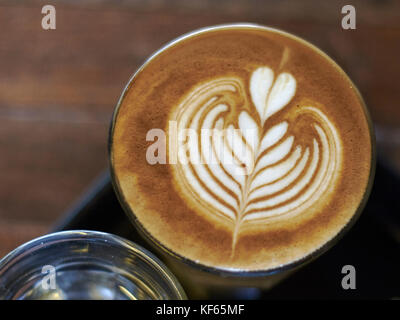 Regardant vers le bas sur une mousse de décoration verre café expresso dans une tasse Banque D'Images