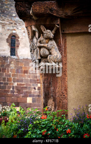 Figures en bois sculptées dans les bâtiments médiévaux peints à colombages de la ville bretonne de Malestroit dans le Morbihan Bretagne France. Banque D'Images