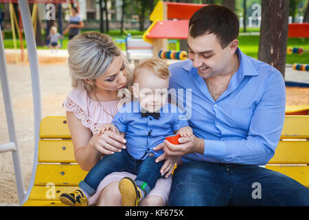 Sweet family walking in park Banque D'Images