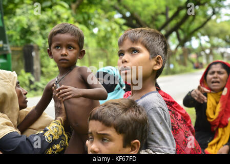 Des réfugiés rohingyas attend à l'intérieur de la route pour le soulagement à teknuf à Cox's bazar, au Bangladesh, sur Octobre 06, 2017. D'après les Nations unies co Banque D'Images