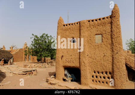 MALI Pays Dogon , village Dogon Songho avec de l'argile l'architecture à la falaise qui est UNESCO World Heritage / Mali, 20 km par südoestlich verlaeuft Bandiagara von die rund 200 km lange Falaise , l'UNESCO Welterbe, erodierte Sandsteinwand stark auf eine bis zu 300 m Hoehe , hier befinden sich viele Doerfer Dogon dans Lehmbau Architektur , village Songho Banque D'Images