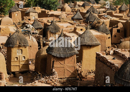 MALI Pays Dogon , village Dogon Songho avec de l'argile l'architecture à la falaise qui est UNESCO World Heritage / Mali, 20 km par südoestlich verlaeuft Bandiagara von die rund 200 km lange Falaise , l'UNESCO Welterbe, erodierte Sandsteinwand stark auf eine bis zu 300 m Hoehe , hier befinden sich viele Doerfer Dogon dans Lehmbau Architektur , village Songho Banque D'Images