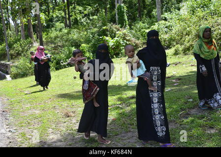 Des réfugiés rohingyas attend à l'intérieur de la route pour le soulagement à teknuf à Cox's bazar, au Bangladesh, sur Octobre 06, 2017. D'après les Nations unies co Banque D'Images