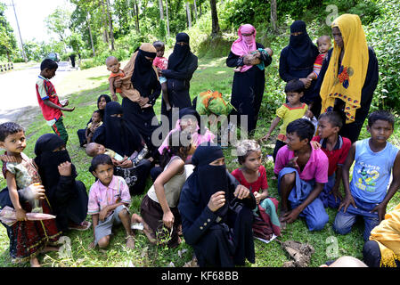 Des réfugiés rohingyas attend à l'intérieur de la route pour le soulagement à teknuf à Cox's bazar, au Bangladesh, sur Octobre 06, 2017. D'après les Nations unies co Banque D'Images