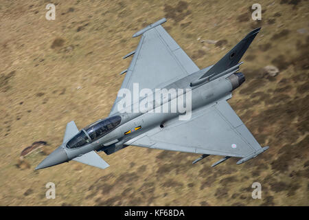 L'Eurofighter Typhoon de la raf faible niveau au Pays de Galles Banque D'Images