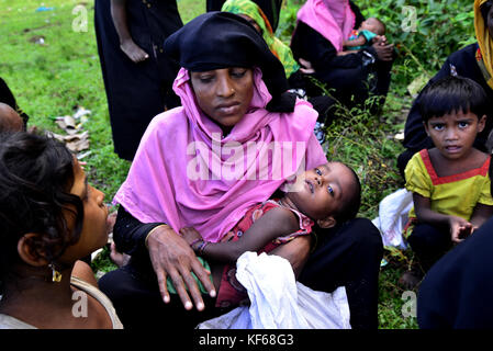 Des réfugiés rohingyas attend à l'intérieur de la route pour le soulagement à teknuf à Cox's bazar, au Bangladesh, sur Octobre 06, 2017. D'après les Nations unies co Banque D'Images