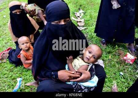 Des réfugiés rohingyas attend à l'intérieur de la route pour le soulagement à teknuf à Cox's bazar, au Bangladesh, sur Octobre 06, 2017. D'après les Nations unies co Banque D'Images