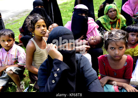 Des réfugiés rohingyas attend à l'intérieur de la route pour le soulagement à teknuf à Cox's bazar, au Bangladesh, sur Octobre 06, 2017. D'après les Nations unies co Banque D'Images