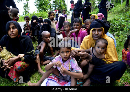 Des réfugiés rohingyas attend à l'intérieur de la route pour le soulagement à teknuf à Cox's bazar, au Bangladesh, sur Octobre 06, 2017. D'après les Nations unies co Banque D'Images