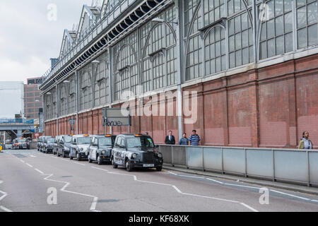 Des taxis queue devant la gare de Waterloo dans le centre de Londres. Banque D'Images