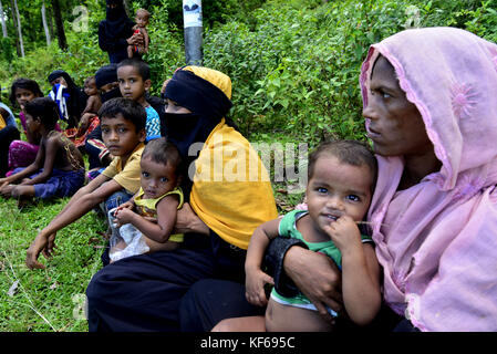 Des réfugiés rohingyas attend à l'intérieur de la route pour le soulagement à teknuf à Cox's Bazar, Bangladesh, le 06 septembre 2017. Selon les Nations Unies Co Banque D'Images