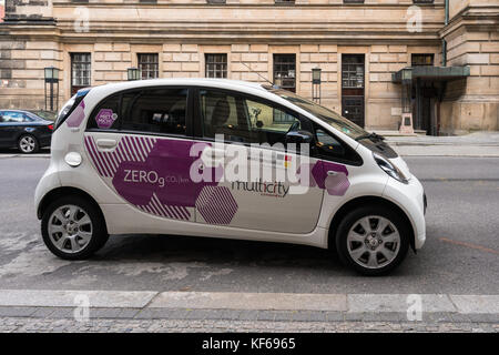 Voiture électrique véhicule partage portant à Berlin Banque D'Images