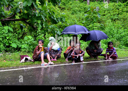 Des réfugiés rohingyas attend à l'intérieur de la route pour le soulagement à teknuf à Cox's Bazar, Bangladesh, le 06 septembre 2017. Selon les Nations Unies Co Banque D'Images