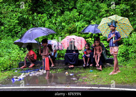 Des réfugiés rohingyas attend à l'intérieur de la route pour le soulagement à teknuf à Cox's Bazar, Bangladesh, le 06 septembre 2017. Selon les Nations Unies Co Banque D'Images