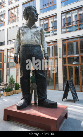 Statue de Grand et Petit Homme en entrée bar Banque D'Images