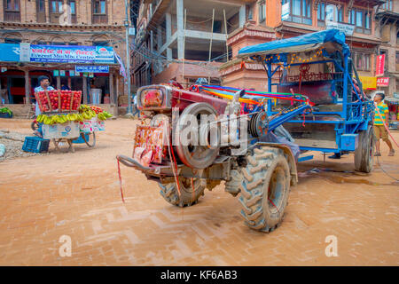 Bhaktapur, Népal - novembre 04, 2017 : des personnes non identifiées, à proximité d'un petit camion à taumadhi square à Bhaktapur, Népal, vallée Banque D'Images