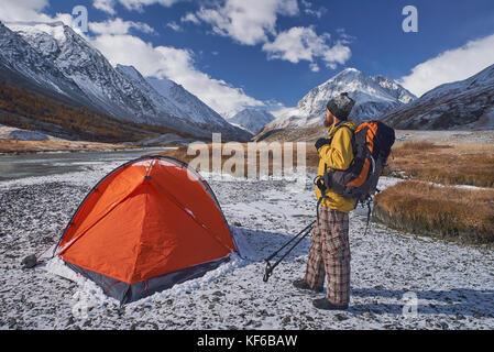 Hiker with backpack au camping dans les montagnes au printemps. Banque D'Images
