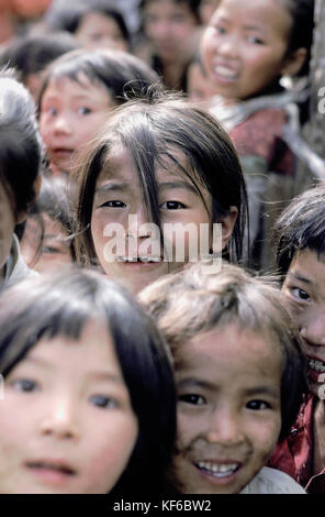 Visages de la population de la Chine, enfants heureux dans la rue de Ping Xiang Banque D'Images