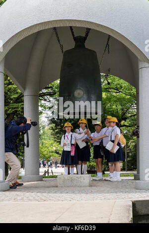 Hiroshima, Japon - 25 mai 2017 : les élèves de sonner la cloche de la paix dans le parc de la paix pour la paix, Hiroshima Banque D'Images