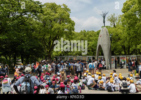 Hiroshima, Japon - 25 mai 2017 : les élèves rassemblement à la children's peace monument à la mémoire de victimes des bombardements Banque D'Images
