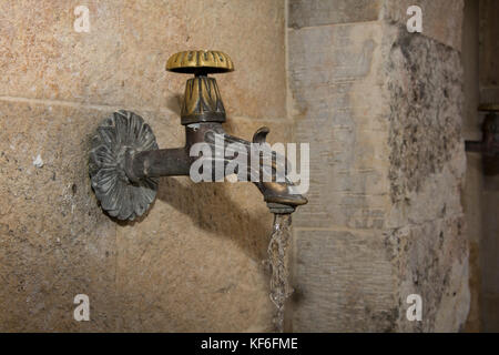 Un robinet d'eau à la fontaine dans le village de montagne Myriokefala. Banque D'Images
