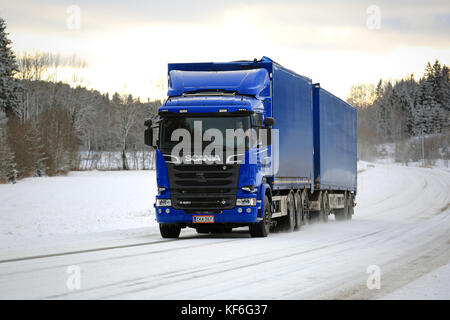 SALO, FINLANDE - 5 FÉVRIER 2016 : nouveau camion de fret bleu Scania R520 sur la route lors d'un après-midi d'hiver dans le sud de la Finlande. En 2015, Scania est finlandais Banque D'Images