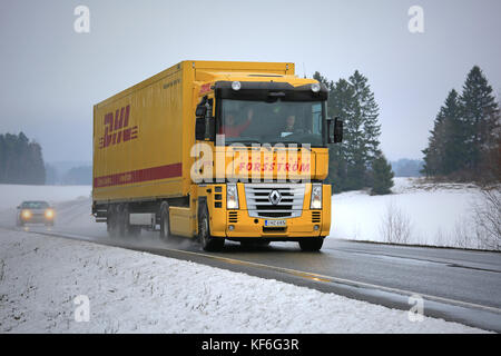 Salo, Finlande - le 21 février 2016 : renaut jaune semi truck magnum sur la route en hiver finlandais. Renault Magnum a été fabriqué en 1990-2013 Banque D'Images