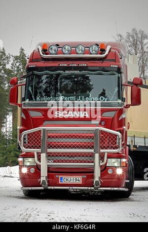 Paimio, Finlande - le 20 février 2016 Rouge : Scania r500 camion avec bull bar dans le sud de la Finlande. Le chariot est prêt à livrer et la charge. Banque D'Images